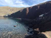 來聖托里尼度個假吧！這裡的天空藍得像油畫，海水清澈見底，整個人都放鬆下來了～這次打卡了幾個絕美景點和