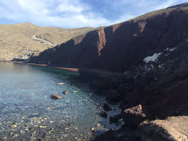 來聖托里尼度個假吧！這裡的天空藍得像油畫，海水清澈見底，整個人都放鬆下來了～這次打卡了幾個絕美景點和