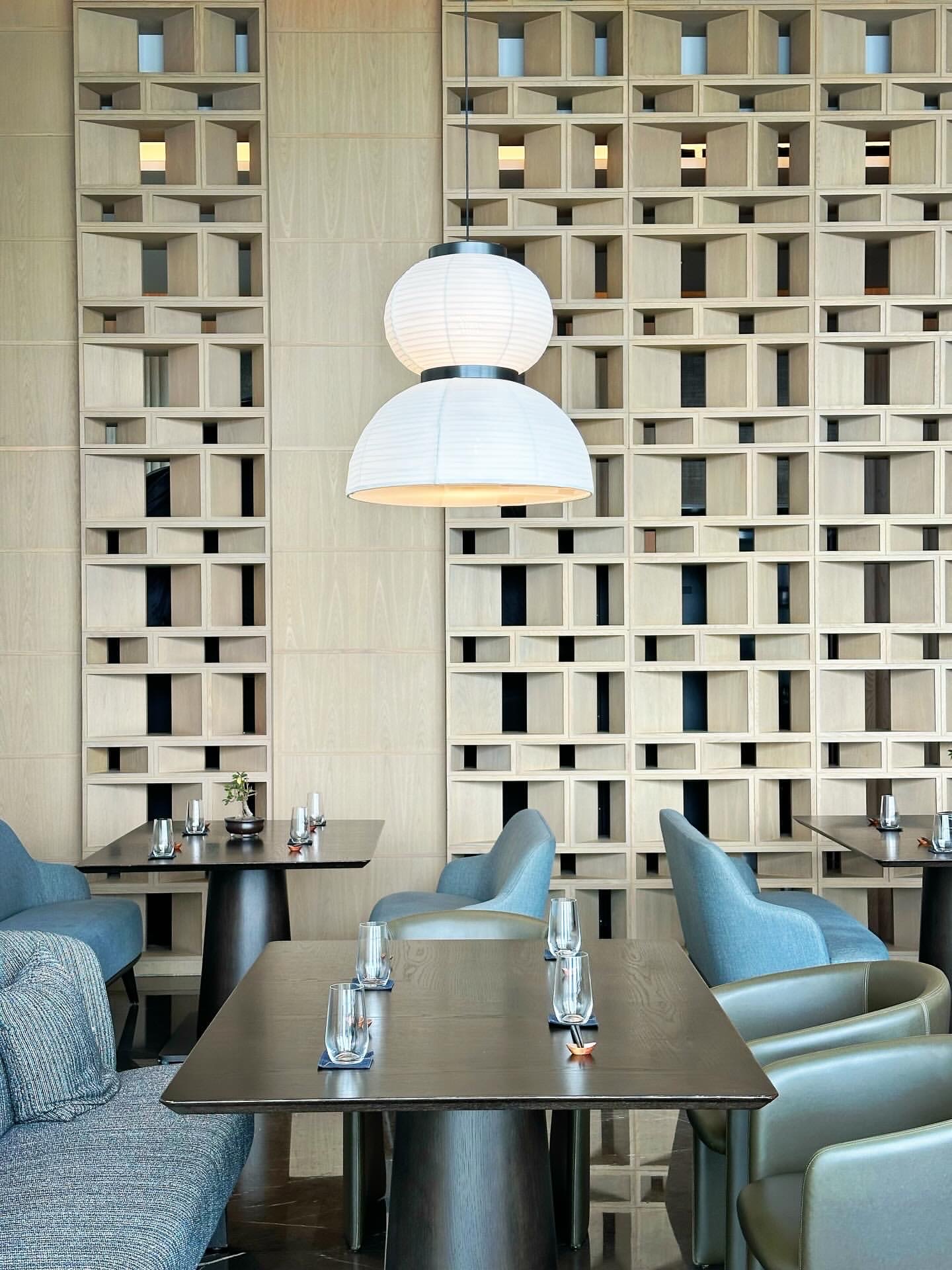 Ingin memulai liburan impian di Jakarta? ✨ Pan Pacific Jakarta adalah pilihan yang sempurna! Sebagai hotel mewah tertinggi di Indonesia, hotel ini memadukan seni yang elegan dengan kenyamanan maksimal. Terletak di jantung kota – hanya 5 menit berjalan kaki ke kawasan perbelanjaan ternama seperti Grand Indonesia, para pecinta belanja akan sangat menyukai kenyamanannya! 🛍️
💫Pengalaman Kamar: Suite dengan jendela panorama 270° dari lantai hingga langit-langit benar-benar menakjubkan!
👉Siang hari: Bersantai di bak mandi beraroma Jo Loves dan saksikan awan yang melayang.
👉Malam hari: Tertidur dengan pemandangan malam Jakarta yang menakjubkan. 🌃
✨Fitur Unggulan:
✔️Kolam renang infinity di atap lantai 71: Taklukkan cakrawala kota sambil berenang.
✔️Eden Bar: Bar tertinggi di Indonesia – pemandangan matahari terbenam yang menakjubkan. 🌇
✔️Restoran Keyaki: Restoran tertinggi di Indonesia – awali hari Anda dengan pemandangan kota yang menakjubkan.
✔️Semprotan lavender pada bantal saat layanan merapikan tempat tidur dan langit-langit yang menenangkan. 💤