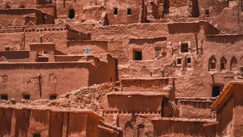 Tanah liat merah Maroko membangun desa-desa kuno yang telah berdiri selama ribuan tahun, gerbang menuju Sahara. — traveler post in Marrakech