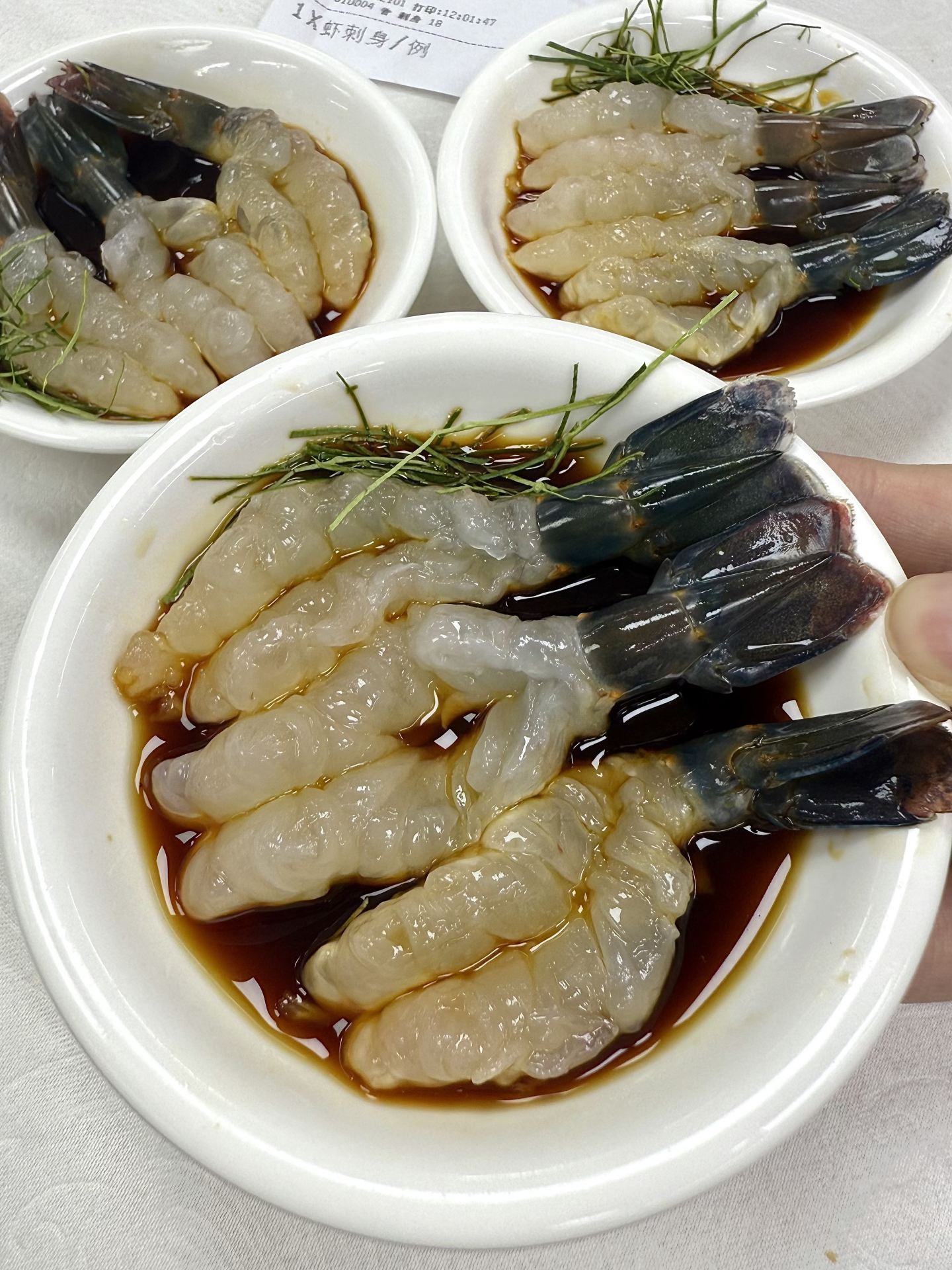Makan di sini bareng beberapa foodies lokal Yuexiu! Tempatnya agak nyempil tapi enak banget! Tersembunyi di Jalan Xihua, namanya Restoran Duofu. Rame banget pas jam makan!!!
Pemiliknya suka banget bikin menu baru, dan kami pesan makanan sampai penuh satu meja dan semuanya enak-enak. Aku rekomendasiin udang sungai raksasa ala typhoon shelter, kerang bambu garam merica, siput laut panggang kencur, dan tumis kerang pasir saus kedelai hitam—harganya pas di kantong, porsinya melimpah, dan rasanya nikmat. (Oh ya, sashimi udang manisnya berasa banget segarnya dan porsinya juga gede banget!!!)