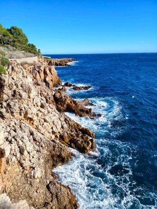 The best lakeside photo spot with stunning scenery 🌊