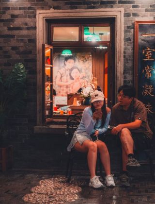 Retro Night Tour in Tai’an|Guochao Travel Photography
 
Don’t only climb Mount Tai in Tai’an ⛰️. The ancient retro blocks are hidden gems🏮. Red lantern alleys, century-old shops, Republic of China style streets and trendy art installations blend ancient charm with modern aesthetics, perfect for story-rich film-style photos 📸.
 
💖【Ximei Yaju Hotel|Mountain View King Room】
Top choice for travel photography. The 270° panoramic window faces Mount Tai, offering misty morning views and gorgeous sunset scenery. The spacious room suits outfit changes, equipped with an HD makeup mirror and dry-wet separated bathroom. Free parking is provided for self-driving travelers. The room itself is an excellent shooting spot with stunning mountain views.
 
🎬 Top 6 Photography Spots
1️⃣ Ancient lantern block: Classic Republic of China atmosphere
2️⃣ Trendy cartoon installations: Vibrant youthful portraits
3️⃣ Retro old streets: Nostalgic vintage style
4️⃣ Hand-painted window displays: Relaxed daily-style photos
5️⃣ Neon coffee storefront: Perfect for Hong Kong-style night shots
6️⃣ Mountain view guest room: Cozy healing mountain scenery photos
 
Guochao costumes, cheongsams and Republic of China outfits are highly recommended. The best shooting time is early morning and dusk.
 
#TaianTravel  #RetroGuochaoCheckin  #HiddenTravelSpot  #TianwaiVillage  #XimeiYajuHotel 