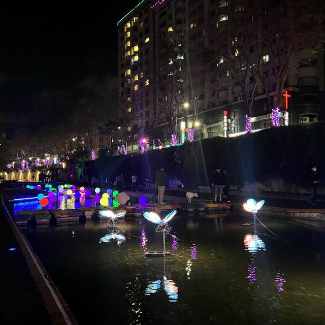 越晚越美的新莊中港大排光雕秀～浪漫ㄧ晚上