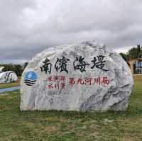 一望無際的太平洋與彩色礫石
