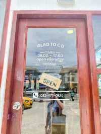 Flat White cafe ร้านคาเฟ่สไตล์มินิมอลน่านั่ง 