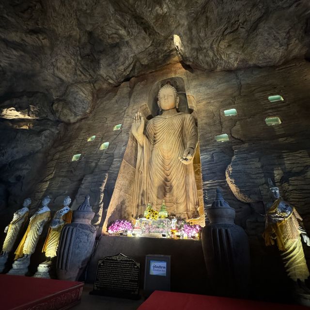 กราบสักการะวัดสระเกศราชวรวิหาร (วัดภูเขาทอง)