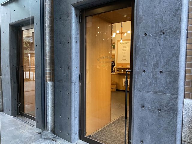京都・中京区。エースホテル京都のロビー、コーヒーで一休み『Stumptown Coffee Roasters』
