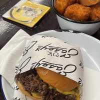 멜버른 수제버거맛집추천 ! 기차버거로 유명한 Easey's