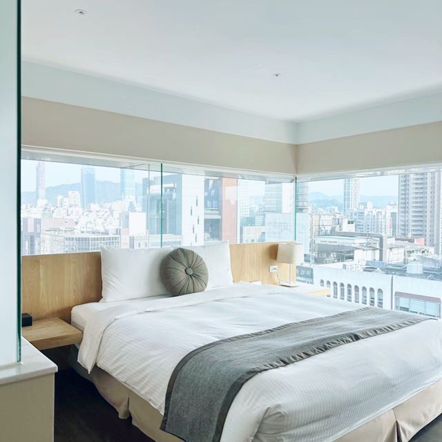 一間在房間內就能看 taipei 101的商旅
