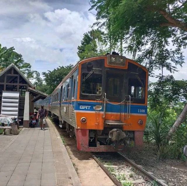 นั่งรถไฟเที่ยวเมืองประวัติศาสตร์ น้ำตกไทรโยคน้อย