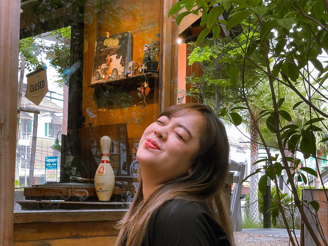 คาเฟ่บ้านไม้หลังเล็กๆ สไตล์อบอุ่น 