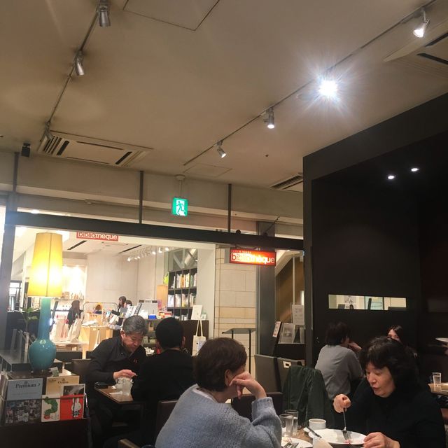 福岡數位遊牧閱讀天堂：Café & books bibliotheque 