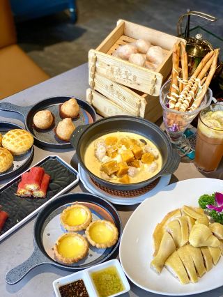 Một món ăn ngon có thể ăn được khi đi qua cầu đi bộ