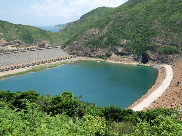 【春日好去處】萬宜水庫東壩：山海景觀，天然六角形岩柱，外國人必到‼️