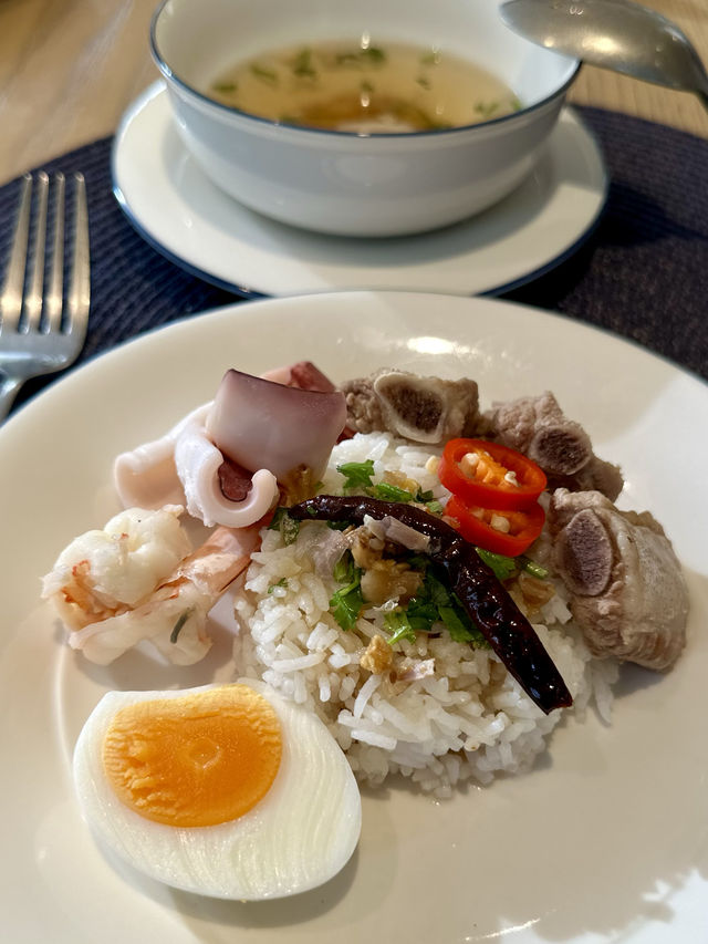 ห้องอาหารไทยต้นตำรับชาววังเก่า ในโรงแรมหรูเขาเต่า
