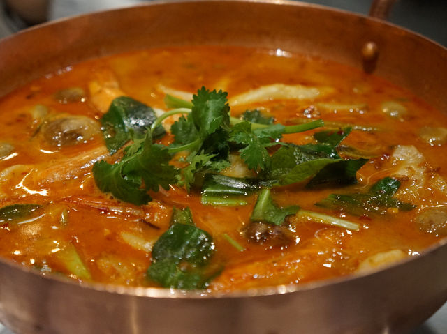 방콕 센트럴엠버시 푸팟퐁커리 맛집 ‘Kuo Kao Kub Pla’