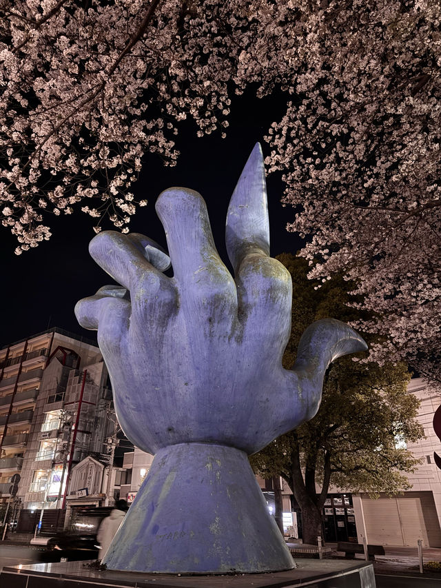 〜神奈川県〜桜と岡本太郎アート作品😳