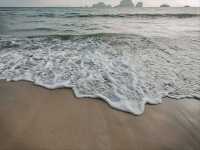 หาดสวย น้ำทะเลใส ทรายนุ่ม @หาดไร่เลย์ กระบี่