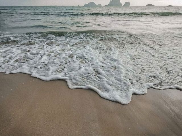 หาดสวย น้ำทะเลใส ทรายนุ่ม @หาดไร่เลย์ กระบี่