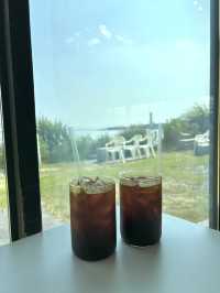 ๋ฐ๋ท๊ฐ๋ฅผ ๋ฐ๋ผ๋ณด๋ฉฐ ์ปคํผํ์ ํ  ์ ์๋ ์ฌ๋์นดํ๐๐ป