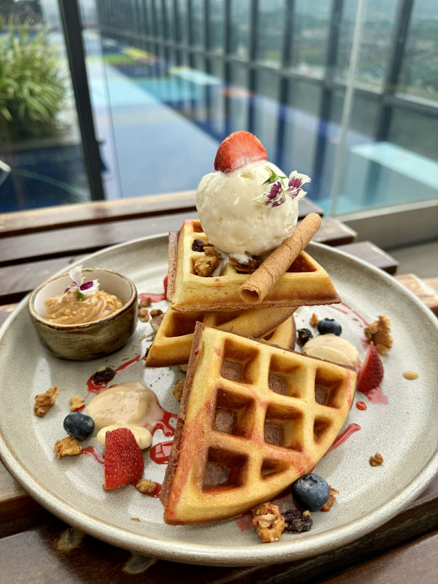 Beautiful Hotel Poolside Bar with delicious food in Setia Alam!