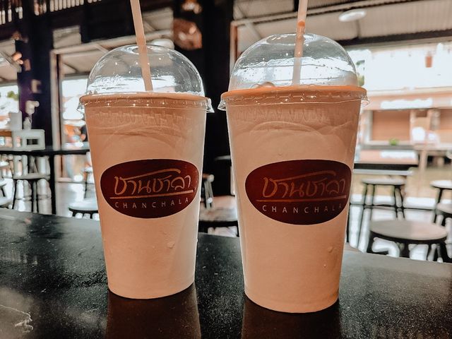 นั่งชิลร้านกาแฟ อัมพวา