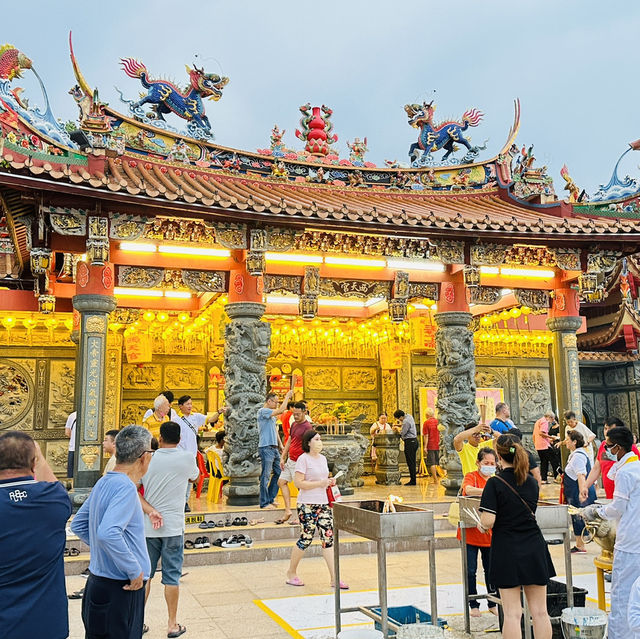 Largest Dancing Fountain in Malaysia! ⛲️ Gigantic Chinese Temple