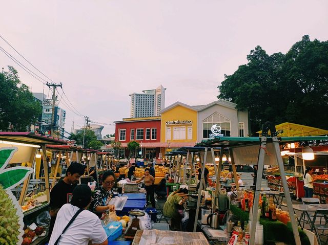 泰國芭提雅Pattaya Marina Night Market夜市，環境乾淨整潔，食物很好吃，價格公道，是來芭提雅打卡夜市好去處