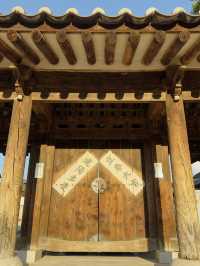 Discovering traditional hanok village with no crowds around 