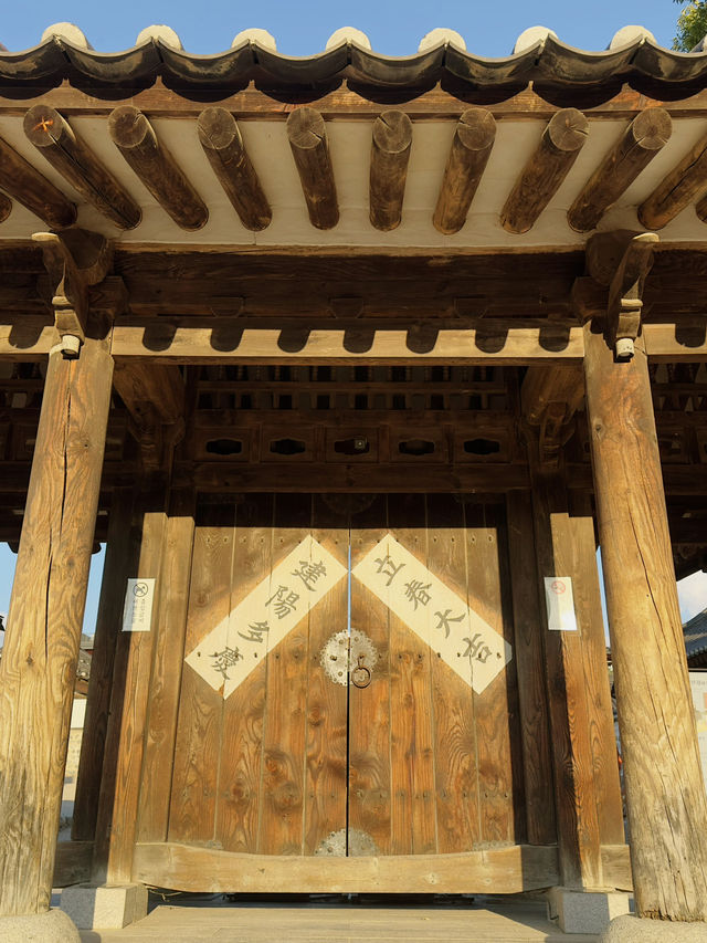 Discovering traditional hanok village with no crowds around 