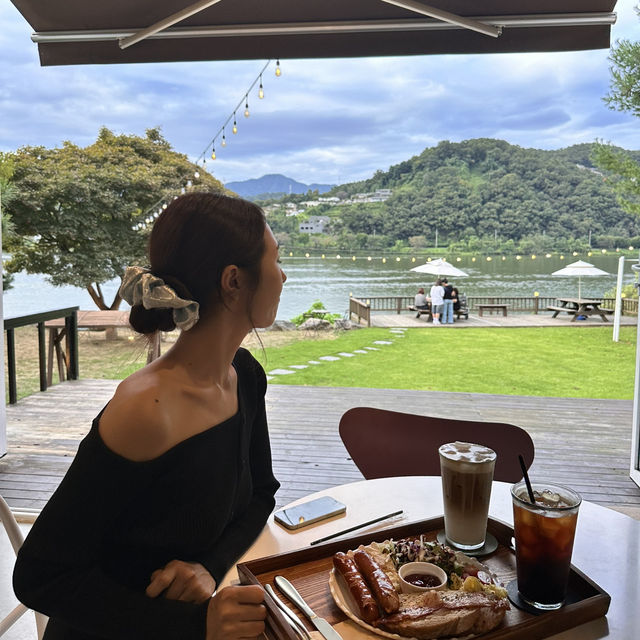강변에 펼쳐진 유럽 감성의 카페 무르🏞️