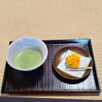 好古園〔双樹庵〕品茶賞楓，悠然古韻。