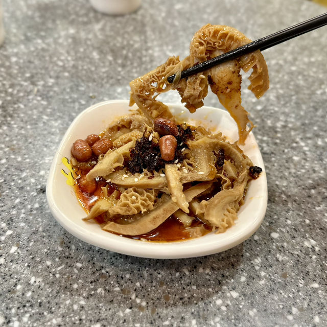 人手現削現煮．山西刀削麵