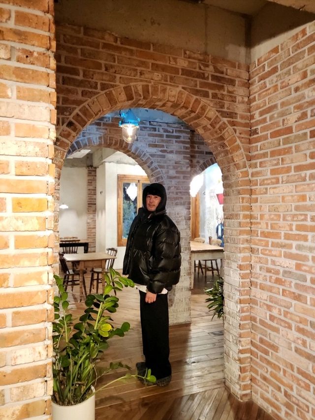 우드톤의 따뜻한 감성이 예쁜 거제 대형카페