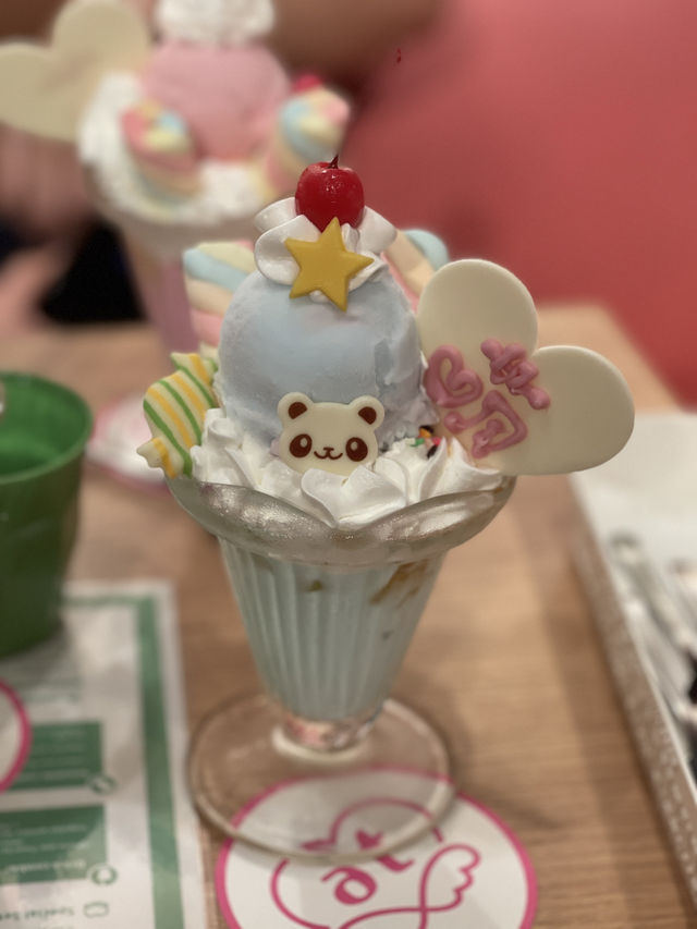 👑 Visiting a Maid Cafe in Japan 🇯🇵