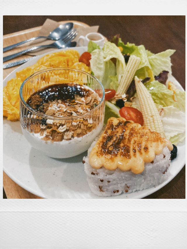 《倆男咖啡室》— 一份溫暖的明太子飯糰早午餐