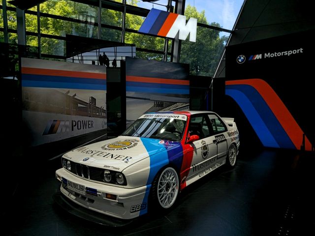 寶馬世界（BMW Welt）－探索這座結合創新與奢華的汽車體驗中心🚗✨，讓每個汽車愛好者心潮澎湃📸🤩