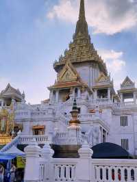 Wat Traimit’s Golden Wonder: A Shrine of Pure Splendor!