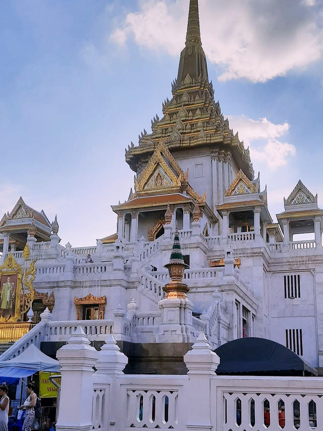 Wat Traimit’s Golden Wonder: A Shrine of Pure Splendor!