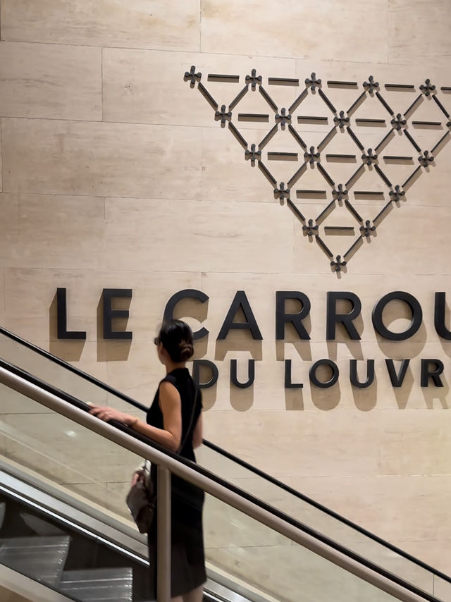 Musée du Louvre: A Parisian Dream! 🏛️🌟