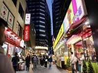 首爾| 明洞夜晚像開了音量鍵！愛上首爾最熱鬧的街頭節奏