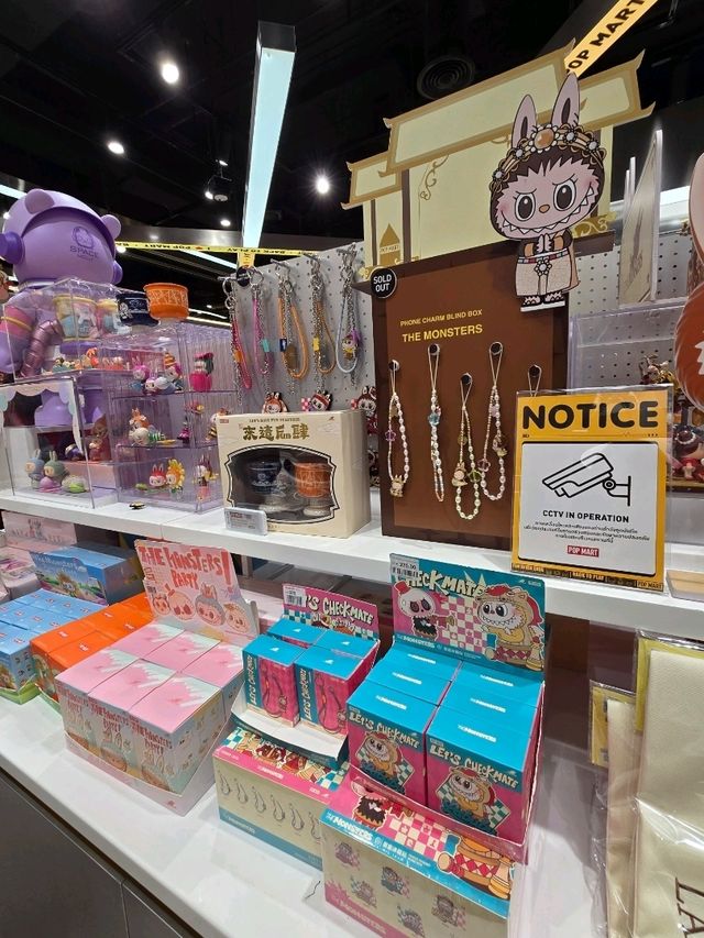 🎉 搶先打卡 Bangkok Central World POP MART！盲盒狂熱解鎖你的 Art Toy 心動時刻！🪐💖 