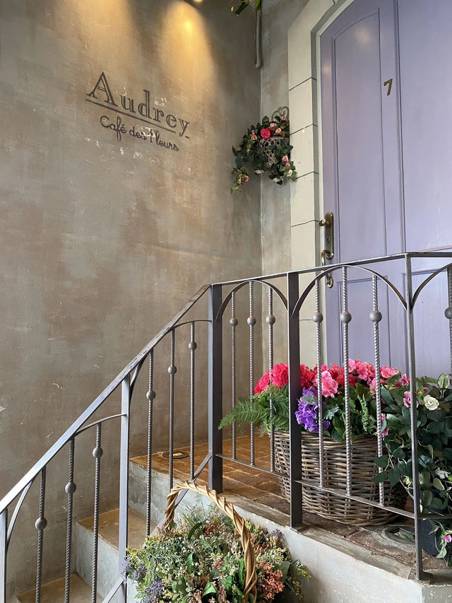 🍁 รีวิว Audrey Cafe คาเฟ่น่ารักบน EmQuartier 💗
