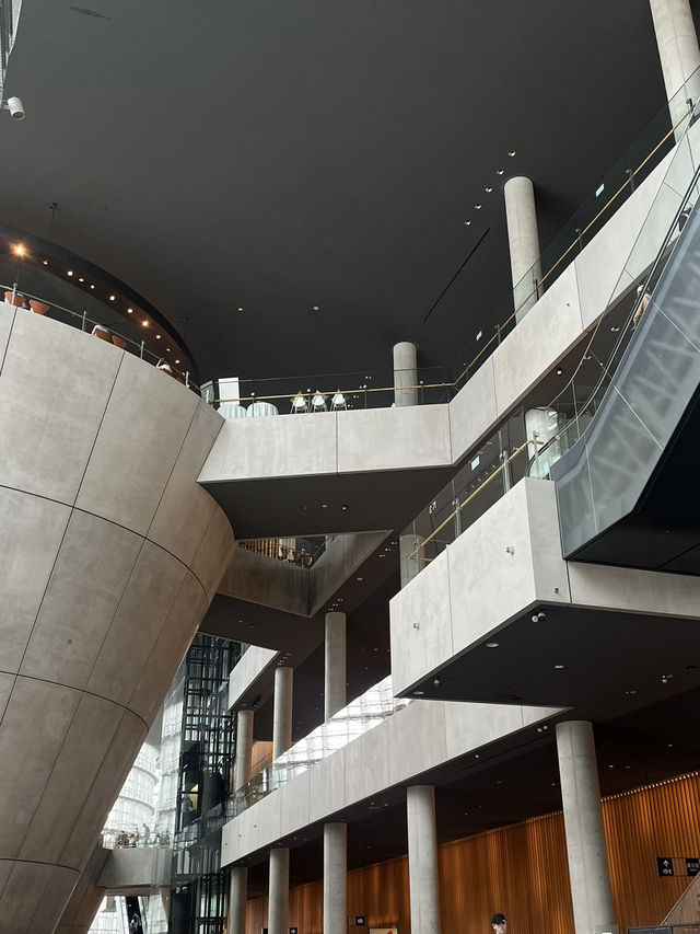 国立新美術館で感じた、空間ごとアートな時間