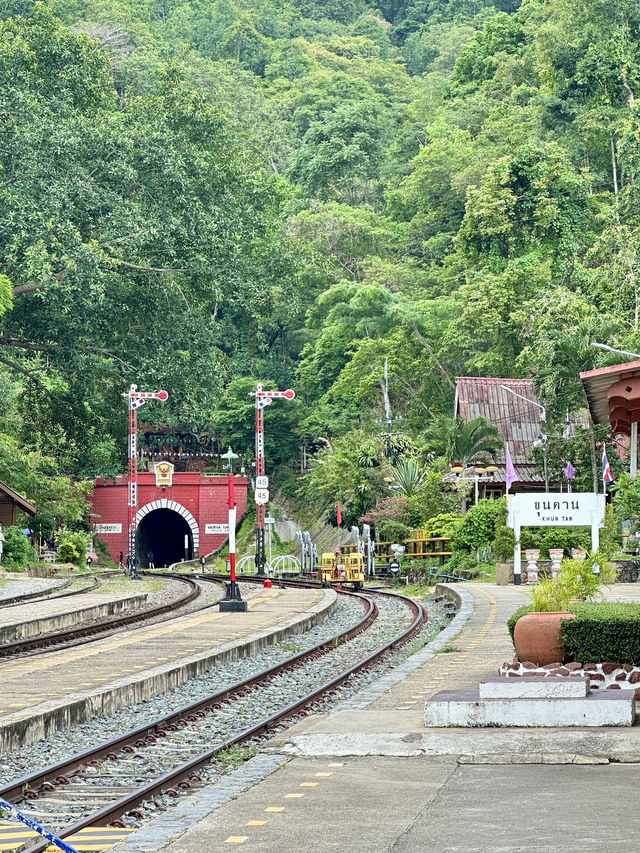 สัมผัสตำนานรถไฟสายประวัติศาสตร์ ท่ามกลางธรรมชาติ