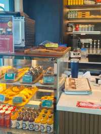 Where Sea Breeze Meets Coffee Beans – A Chill Spot by the Water