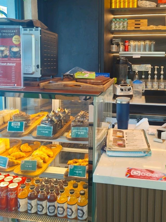 Where Sea Breeze Meets Coffee Beans – A Chill Spot by the Water