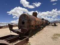 【ウユニ 列車の墓場（Train Cemetery）】  錆びついた蒸気機関車が並ぶ、時間が止まった廃墟のアート空間