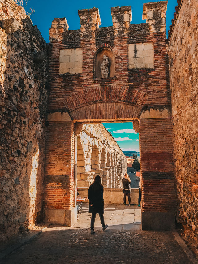 Timeless Arches Under the Sun – Afternoon at the Segovia Aqueduct
